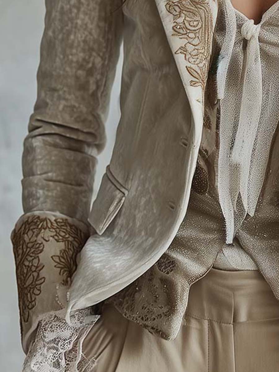 Tailliertem Blazer mit Elfenbein-Stickerei