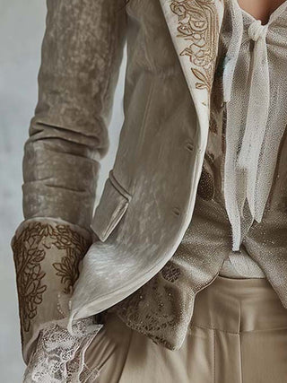 Tailliertem Blazer mit Elfenbein-Stickerei