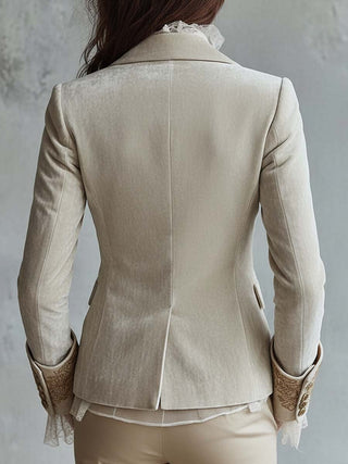 Tailliertem Blazer mit Elfenbein-Stickerei