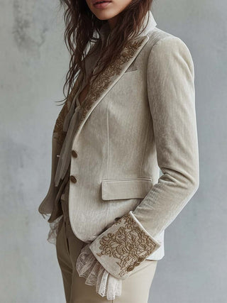 Tailliertem Blazer mit Elfenbein-Stickerei