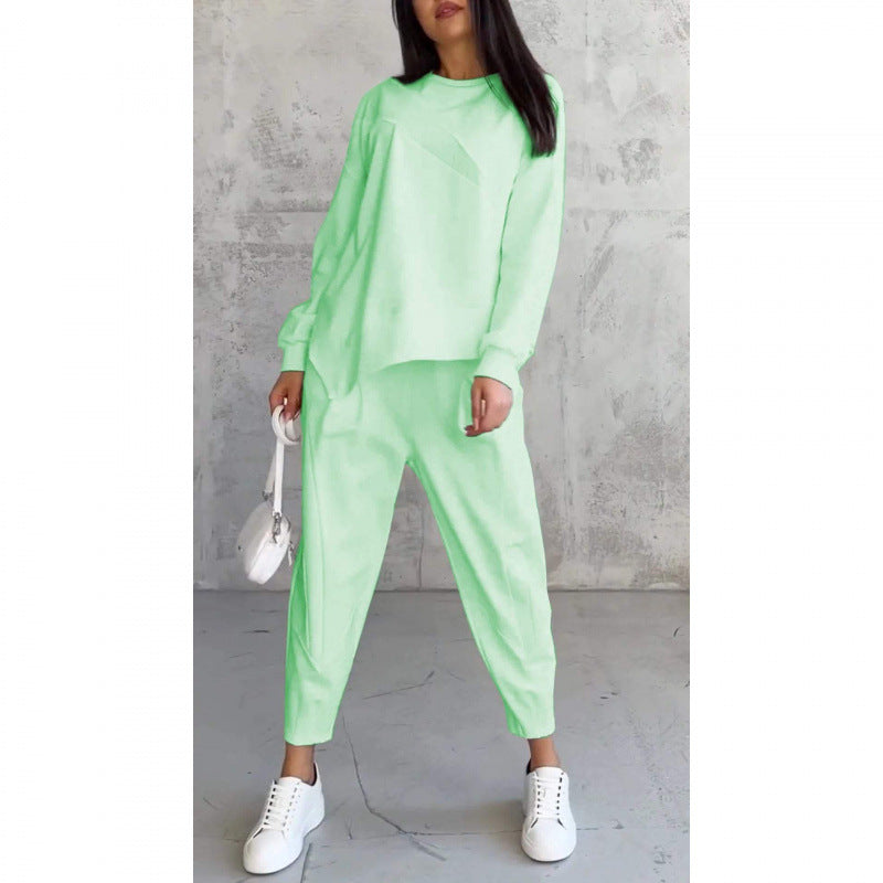 gemütlich | Set aus einem langärmeligen Sweatshirt mit unregelmäßigem Saum und einer Hose für Damen