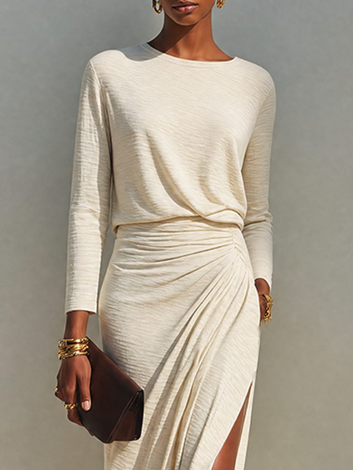Lavinia – Langes Abendkleid Beige mit Rundhalsausschnitt, Taillendrapé und Seitenschlitz