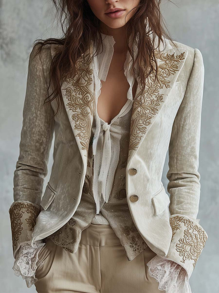 Tailliertem Blazer mit Elfenbein-Stickerei