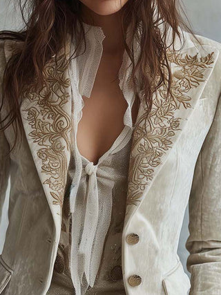Tailliertem Blazer mit Elfenbein-Stickerei