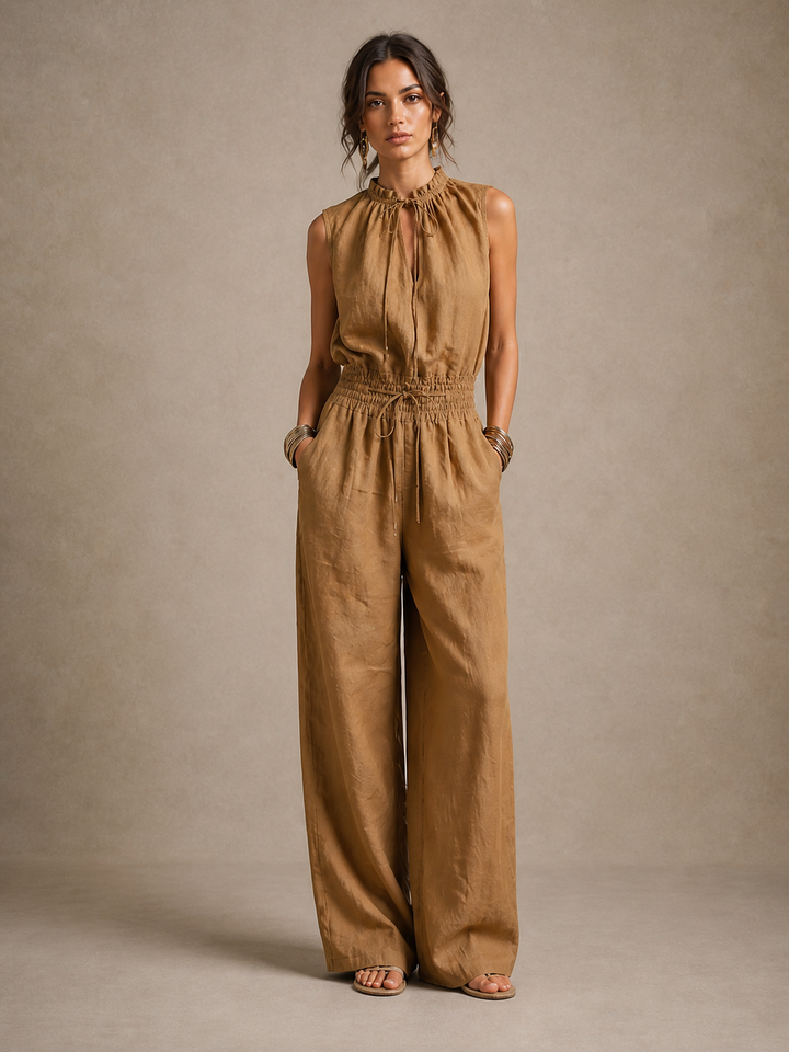 Zenaide – Kamelfarbener Jumpsuit mit geknotetem Stehkragen und weitem Bein