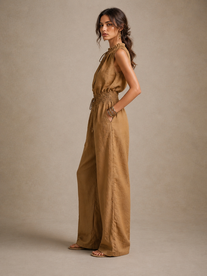 Zenaide – Kamelfarbener Jumpsuit mit geknotetem Stehkragen und weitem Bein