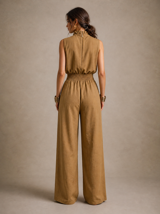 Zenaide – Kamelfarbener Jumpsuit mit geknotetem Stehkragen und weitem Bein