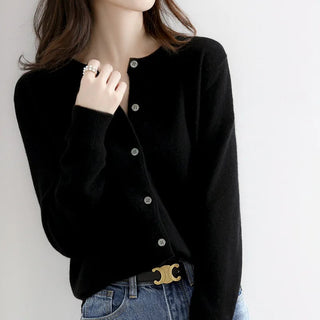 Weiche Knopf-Strickjacke