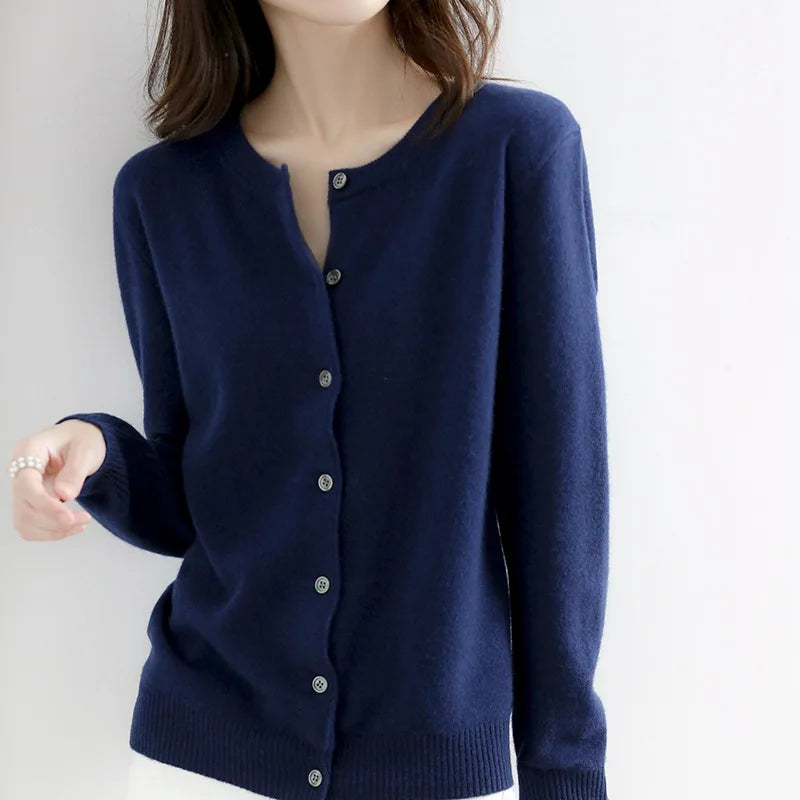 Weiche Knopf-Strickjacke