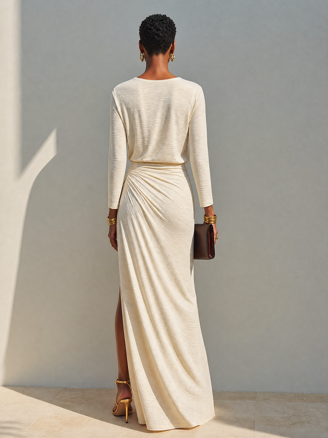 Lavinia – Langes Abendkleid Beige mit Rundhalsausschnitt, Taillendrapé und Seitenschlitz