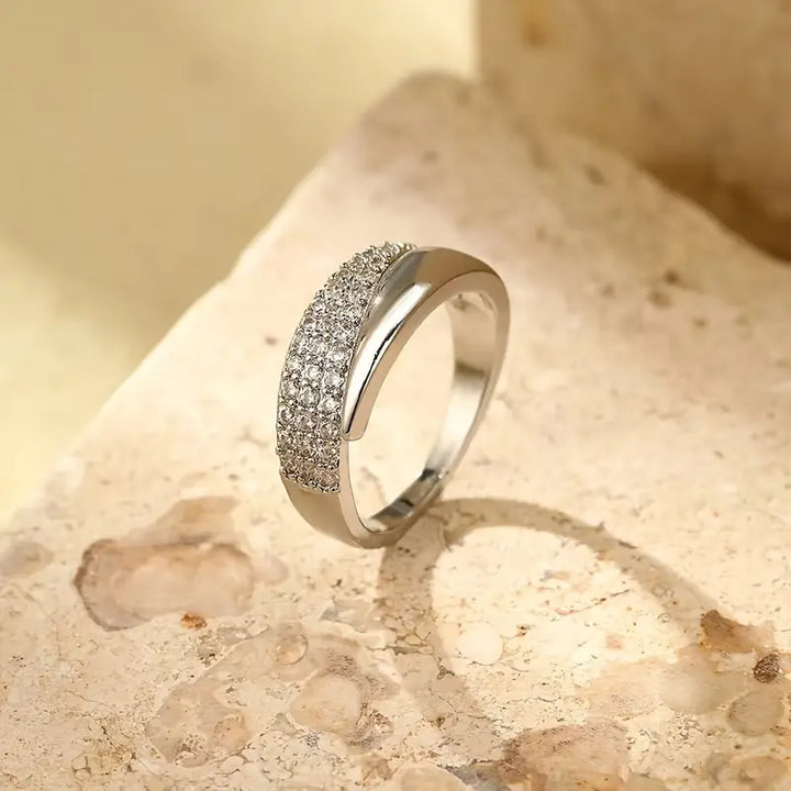 Aurelia | Eleganter Goldring mit funkelnden Steinen