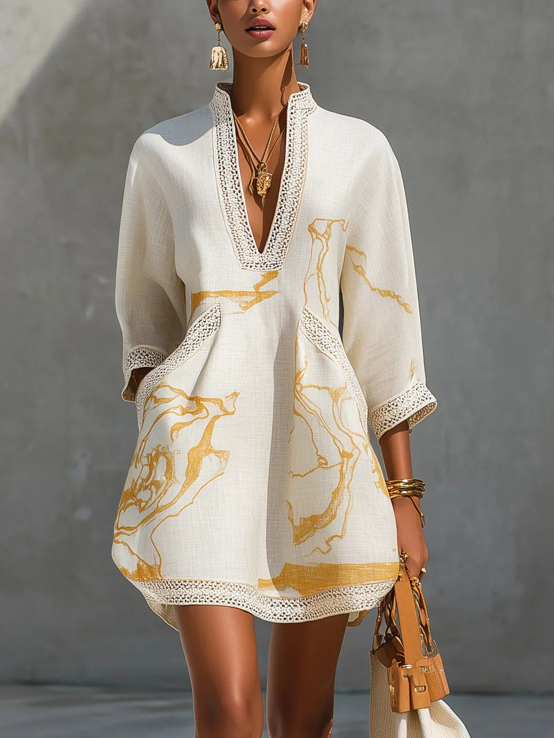 Donatella – Schwarzes Minikleid mit Goldenem Marmordruck und Häkelspitze