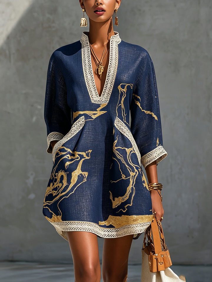 Donatella – Schwarzes Minikleid mit Goldenem Marmordruck und Häkelspitze