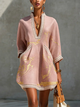 Donatella – Schwarzes Minikleid mit Goldenem Marmordruck und Häkelspitze