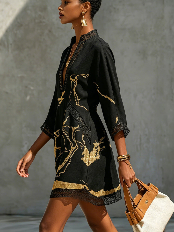 Donatella – Schwarzes Minikleid mit Goldenem Marmordruck und Häkelspitze