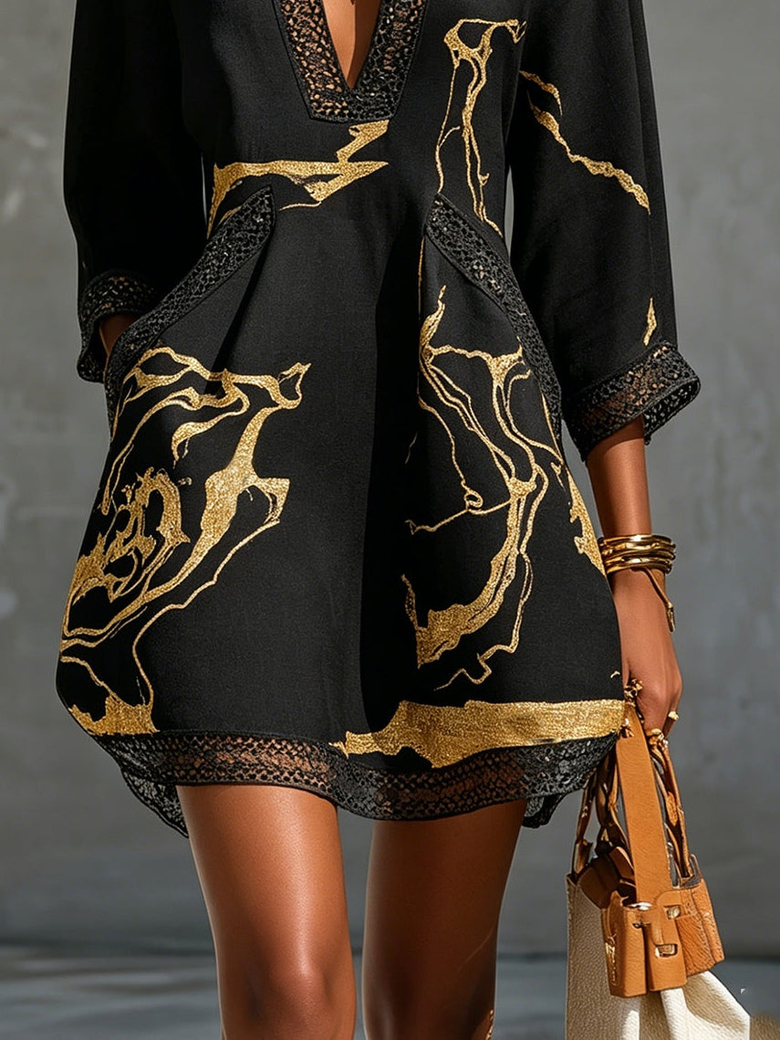 Donatella – Schwarzes Minikleid mit Goldenem Marmordruck und Häkelspitze