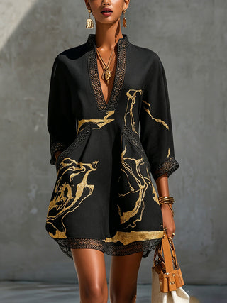 Donatella – Schwarzes Minikleid mit Goldenem Marmordruck und Häkelspitze
