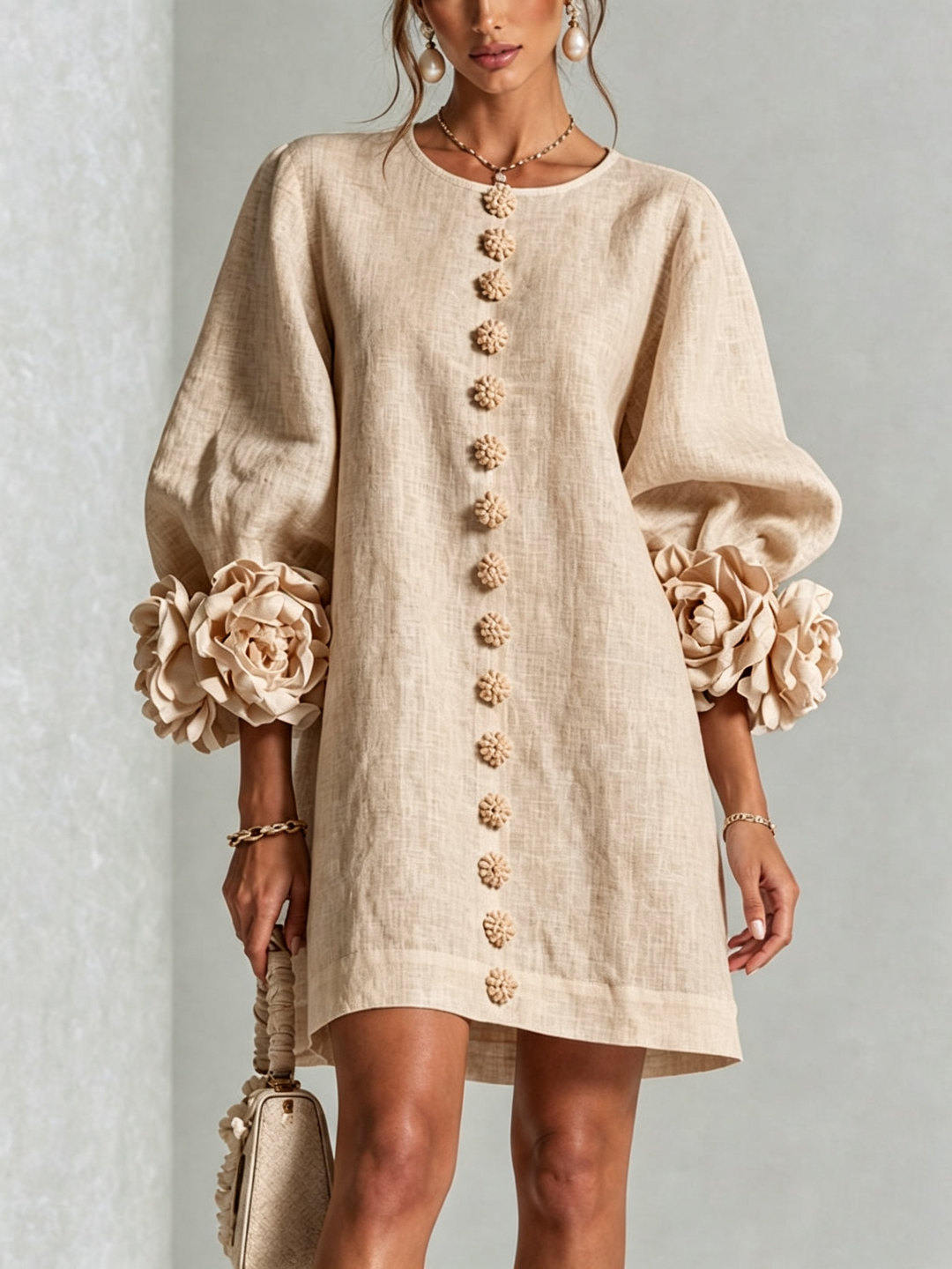 Blumen-Minikleid mit Knopfleiste und auffälligen Blüten-Manschetten