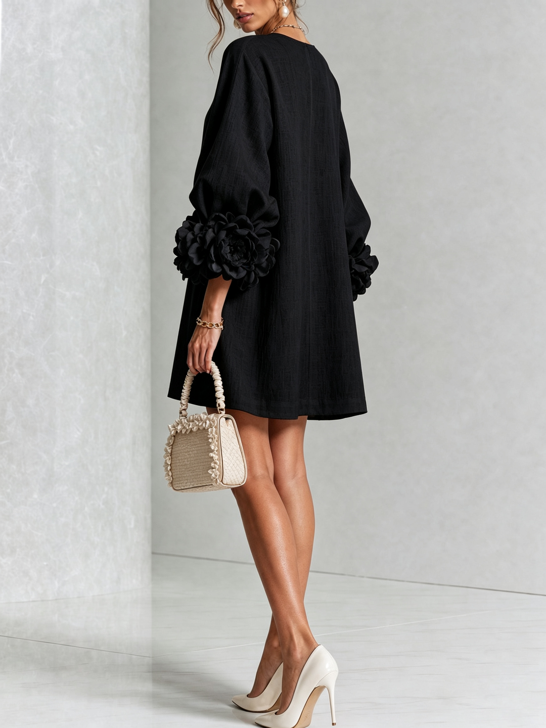 Blumen-Minikleid mit Knopfleiste und auffälligen Blüten-Manschetten