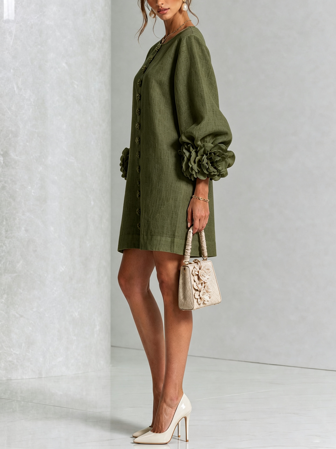 Blumen-Minikleid mit Knopfleiste und auffälligen Blüten-Manschetten