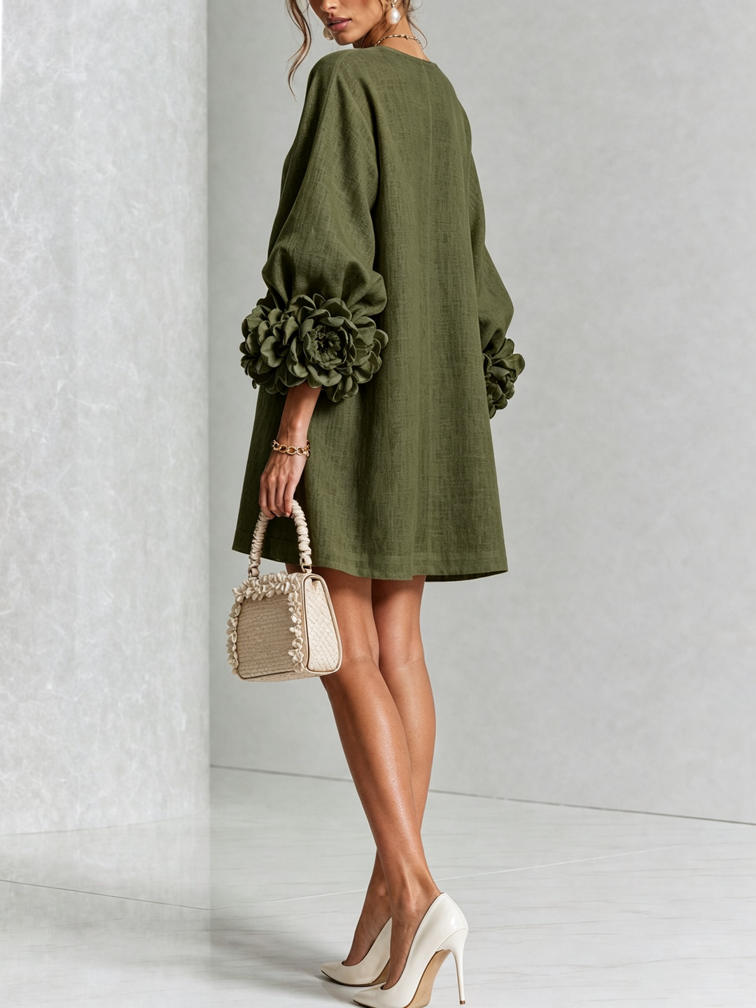 Blumen-Minikleid mit Knopfleiste und auffälligen Blüten-Manschetten