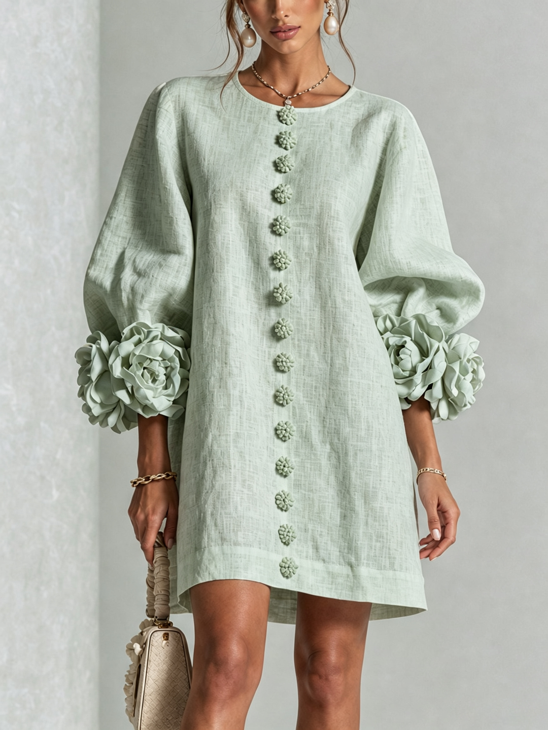 Blumen-Minikleid mit Knopfleiste und auffälligen Blüten-Manschetten