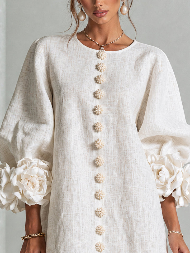Blumen-Minikleid mit Knopfleiste und auffälligen Blüten-Manschetten