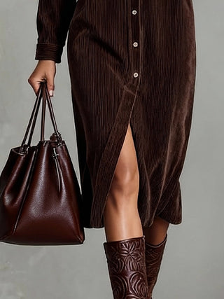 Béatrice | Midi-Kleid aus Cord mit Taschen und einfacher Knopfleiste