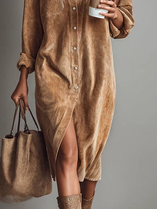 Béatrice | Midi-Kleid aus Cord mit Taschen und einfacher Knopfleiste