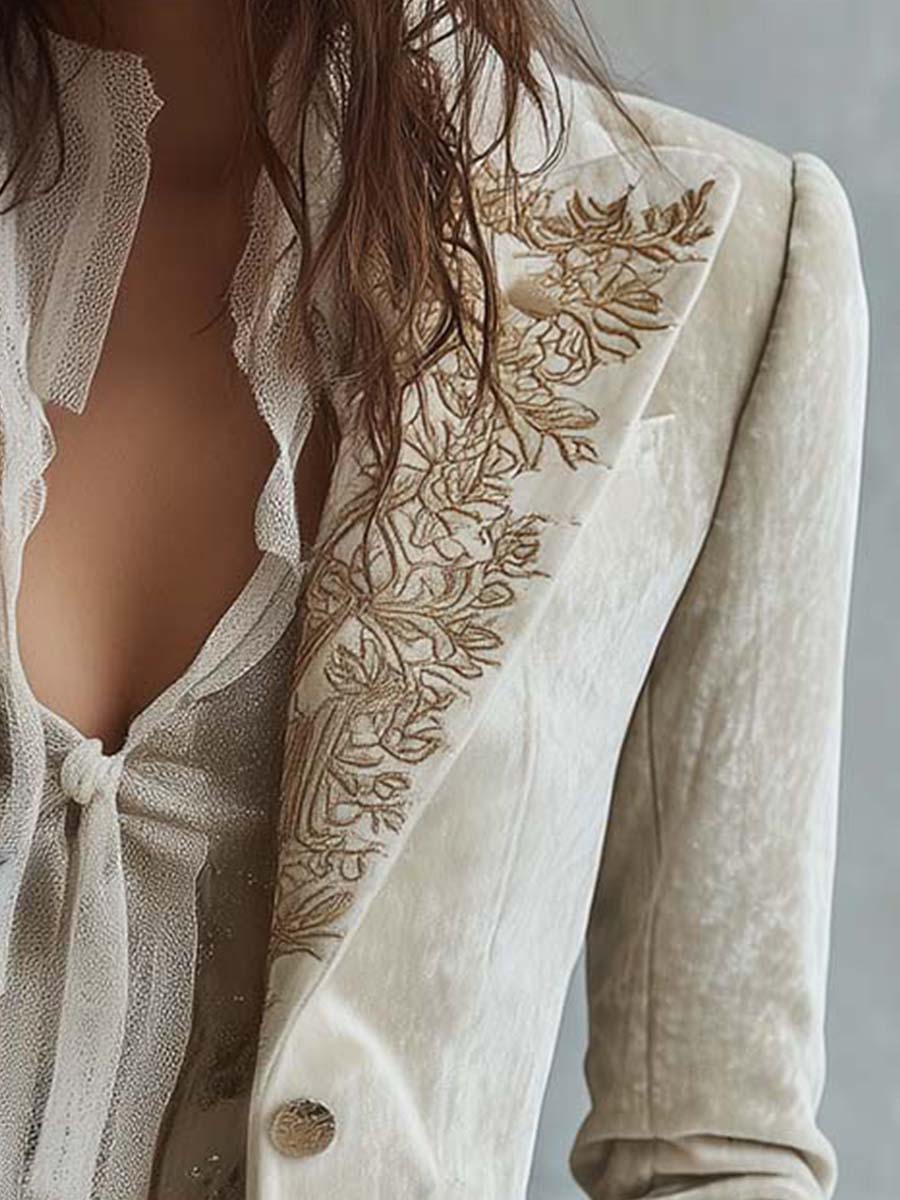 Tailliertem Blazer mit Elfenbein-Stickerei