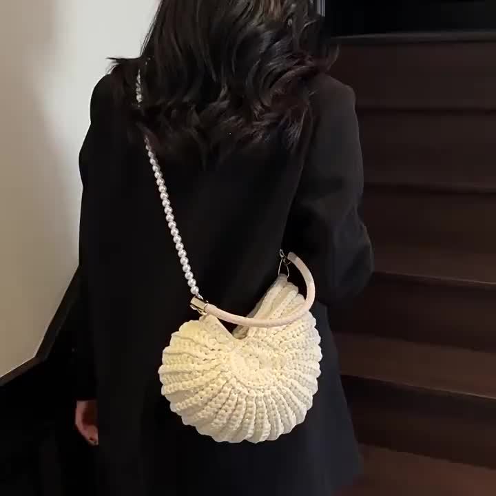 Tamara – Geflochtene Tote-Bag mit Kettenriemen – Cremeweiß