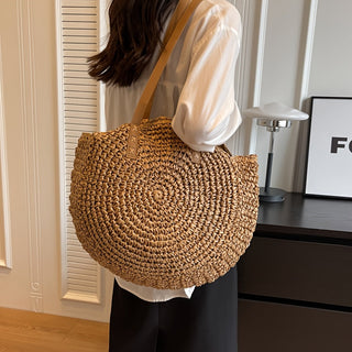 Linda – Runde Tasche aus geflochtenem Stroh – Haselnuss
