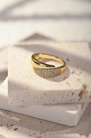 Aurelia | Eleganter Goldring mit funkelnden Steinen