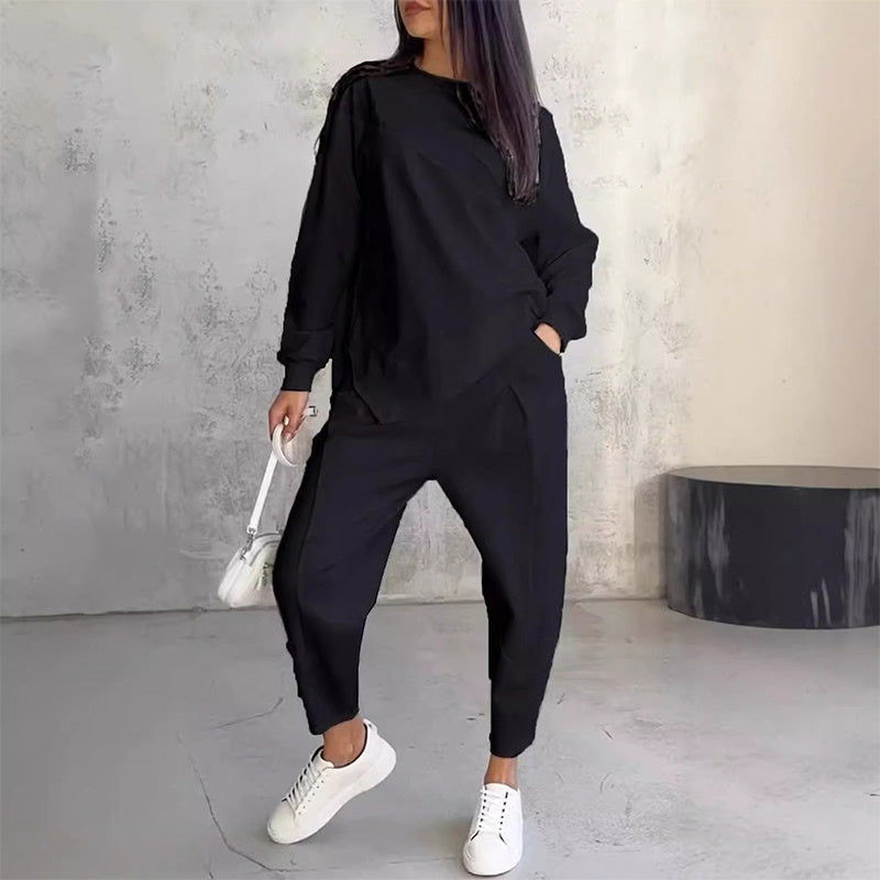 gemütlich | Set aus einem langärmeligen Sweatshirt mit unregelmäßigem Saum und einer Hose für Damen