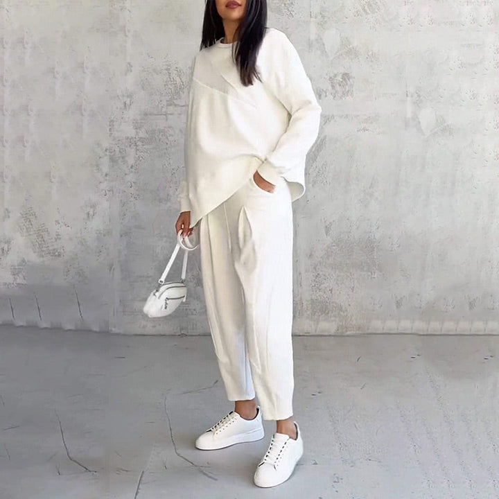 gemütlich | Set aus einem langärmeligen Sweatshirt mit unregelmäßigem Saum und einer Hose für Damen