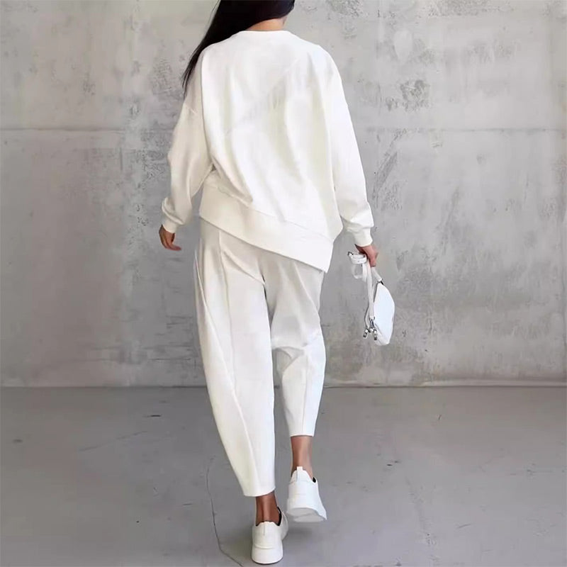 gemütlich | Set aus einem langärmeligen Sweatshirt mit unregelmäßigem Saum und einer Hose für Damen